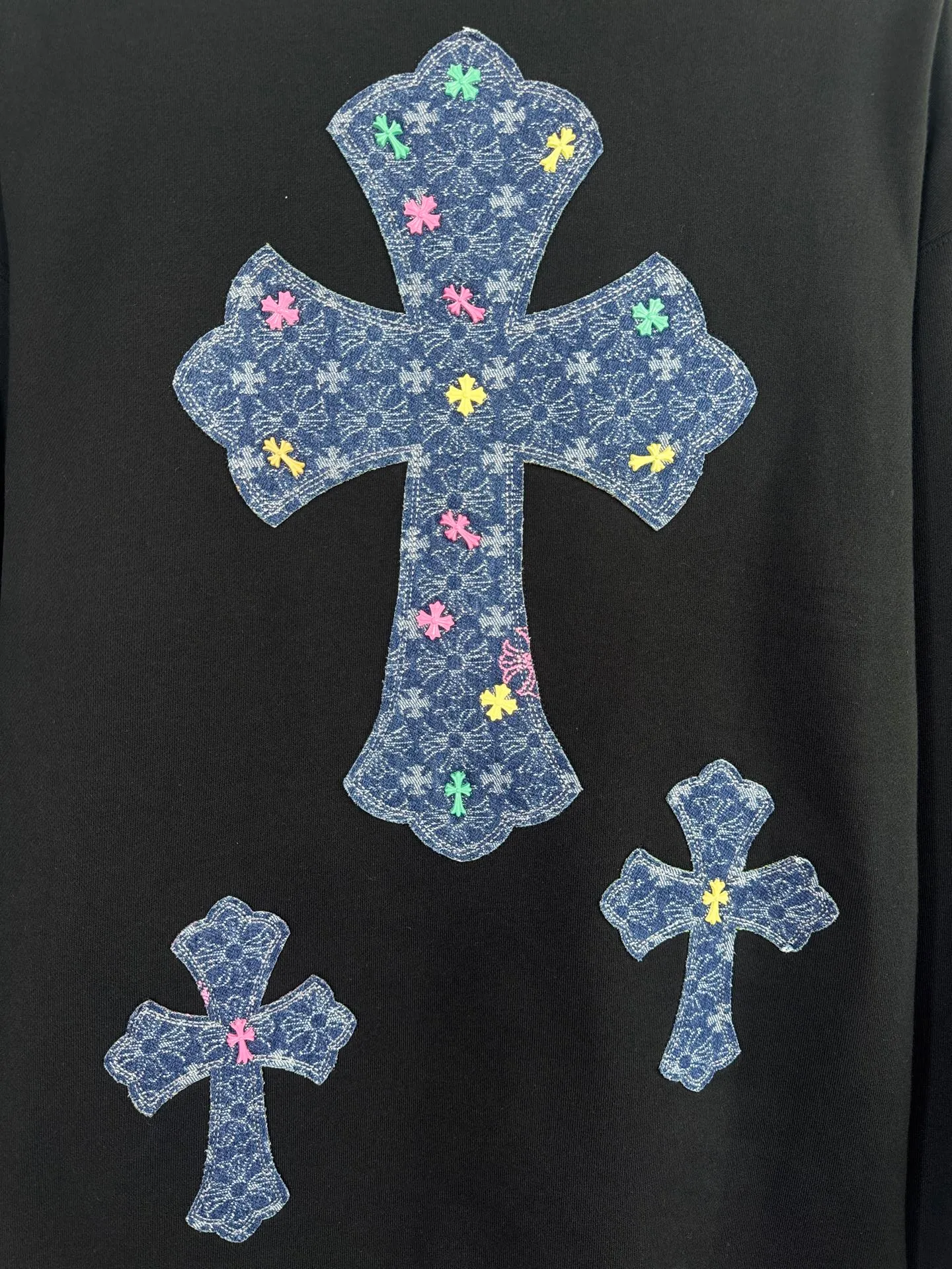 P270 top version, real shot without P, ​​different from market currency) 𝗖𝗵𝗿𝗼𝗺𝗲 𝗛𝗲𝗮𝗿𝘁𝘀/Cro Heart 2025 denim patch embroidery autumn and winter new original single counter American laser burnt 3D three-dimensional color embroidery couple casual sweatshirt 👑The highest version! Customized fabric 430g tripe terry fabric! American acid washed distressed original denim with burnt flowers ✟appliqué embroidery and exquisite embroidery of letters! The best-selling model in the counter, very comfortable to wear. Accessories: original molded and authenticated collar label➕100% silk wash label. Genuine purchase-grade original hangtag➕matching hanging rope➕3D hanging beads➕original packaging bag. Craftsmanship: The original version has consistent wiring! The highest version of the armhole matching technique! Color: White Black Size: S M L XL Style No.: 25-302